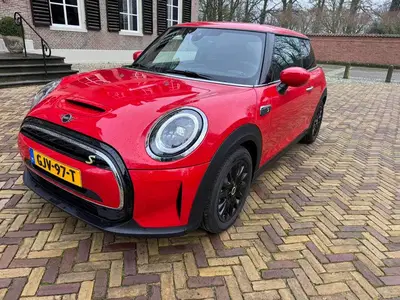 Mini Overig 3-deurs (f56) Electric 184pk Aut 2023 rood uit 2023
