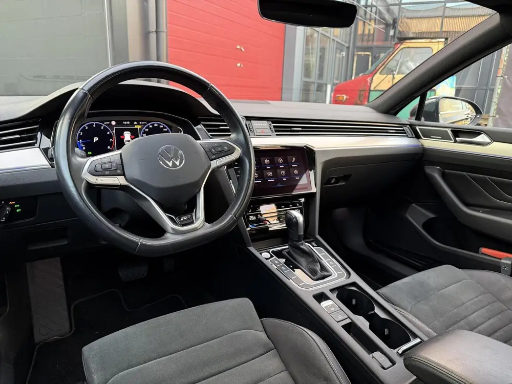 Volkswagen Passat Variant 1.5 TSI R-Line Business/ Pano/360 uit 2022, foto 11