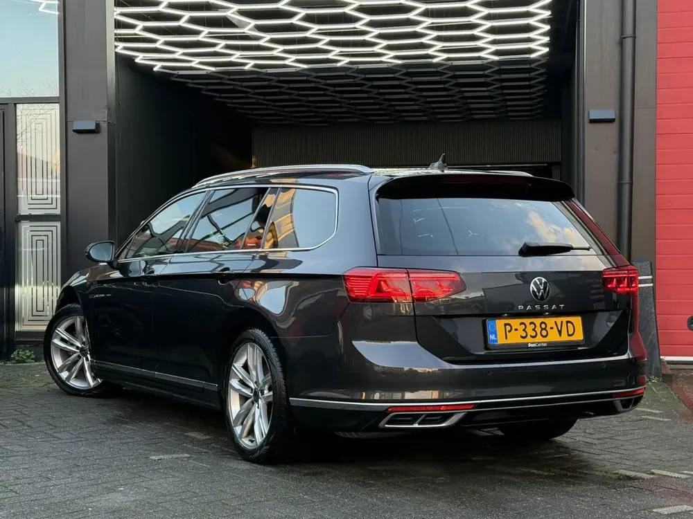 Volkswagen Passat Variant 1.5 TSI R-Line Business/ Pano/360 uit 2022, foto 3