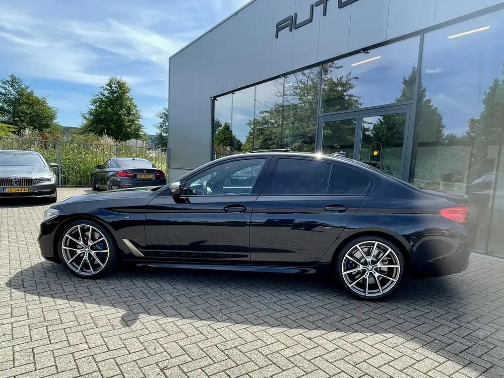 BMW 5-serie M550i xDrive 530pk High Executive Laser M uit 2020, foto 2