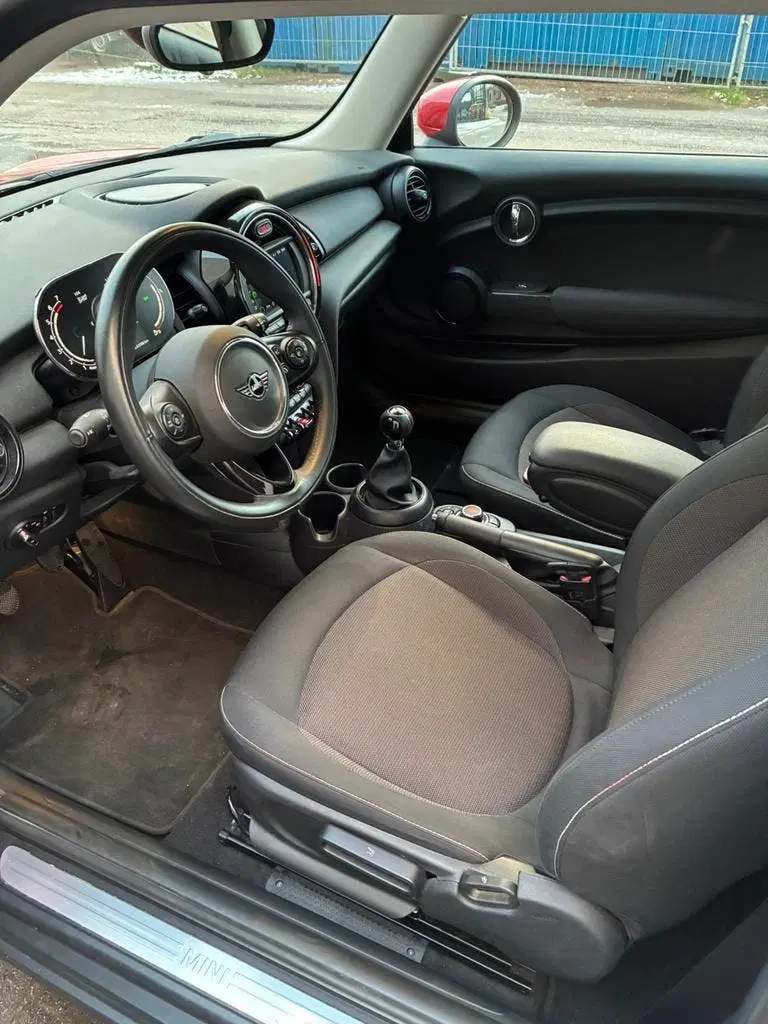 Mini One one 3-deurs (f56) 1.5 102pk 2021 Rood uit 2021, foto 10