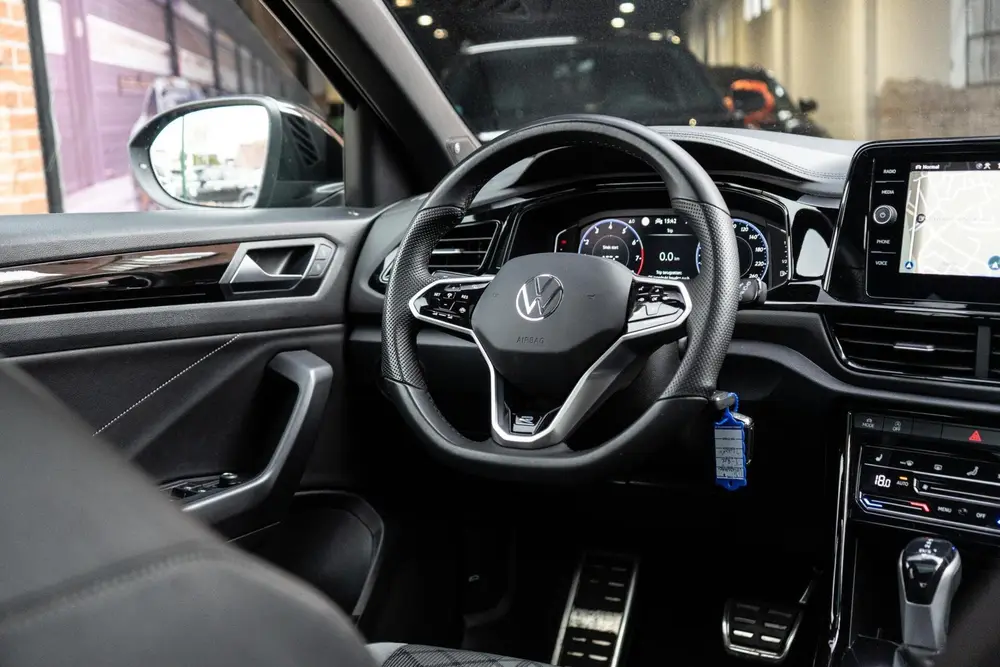 Volkswagen T-Roc 1.5 TSI R-Line Pano / Beats / IQ uit 2023, foto 2