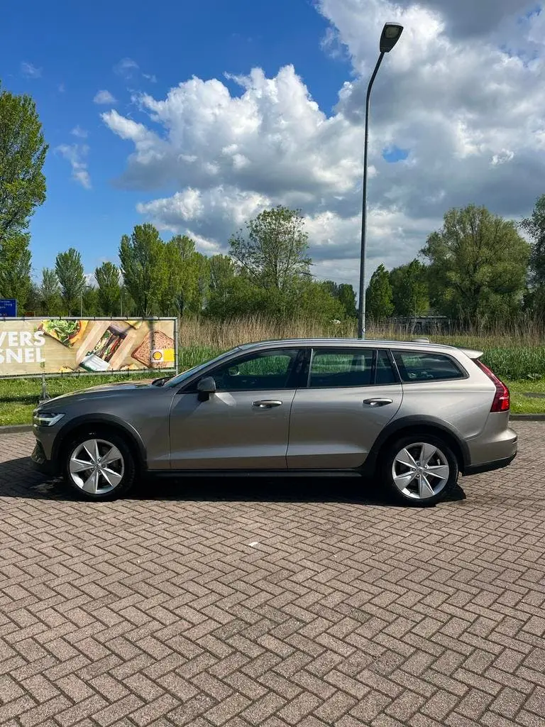 Volvo V60 Cross Country V60 D4 190pk AWD Geartronic 2019 Grijs Cro uit 2019, foto 3