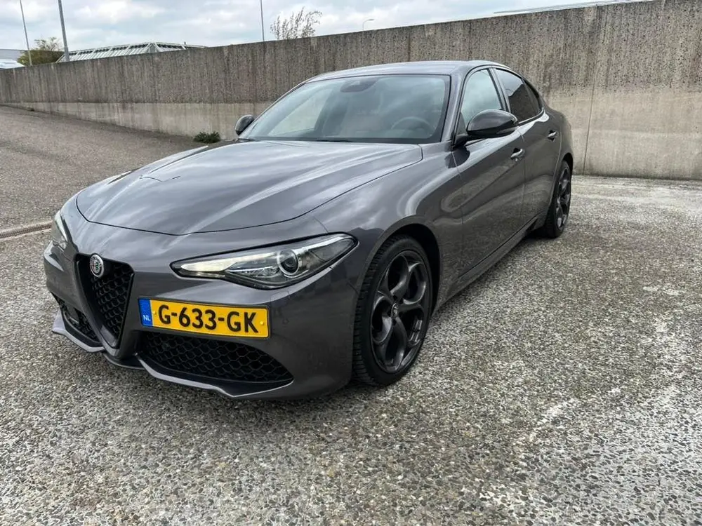 Alfa Romeo Giulia 2.0 Turbo B-Tech  300 + pk Aut 2019 Grijs uit 2019