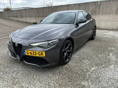 Alfa Romeo Giulia 2.0 Turbo B-Tech  300 + pk Aut 2019 Grijs uit 2019