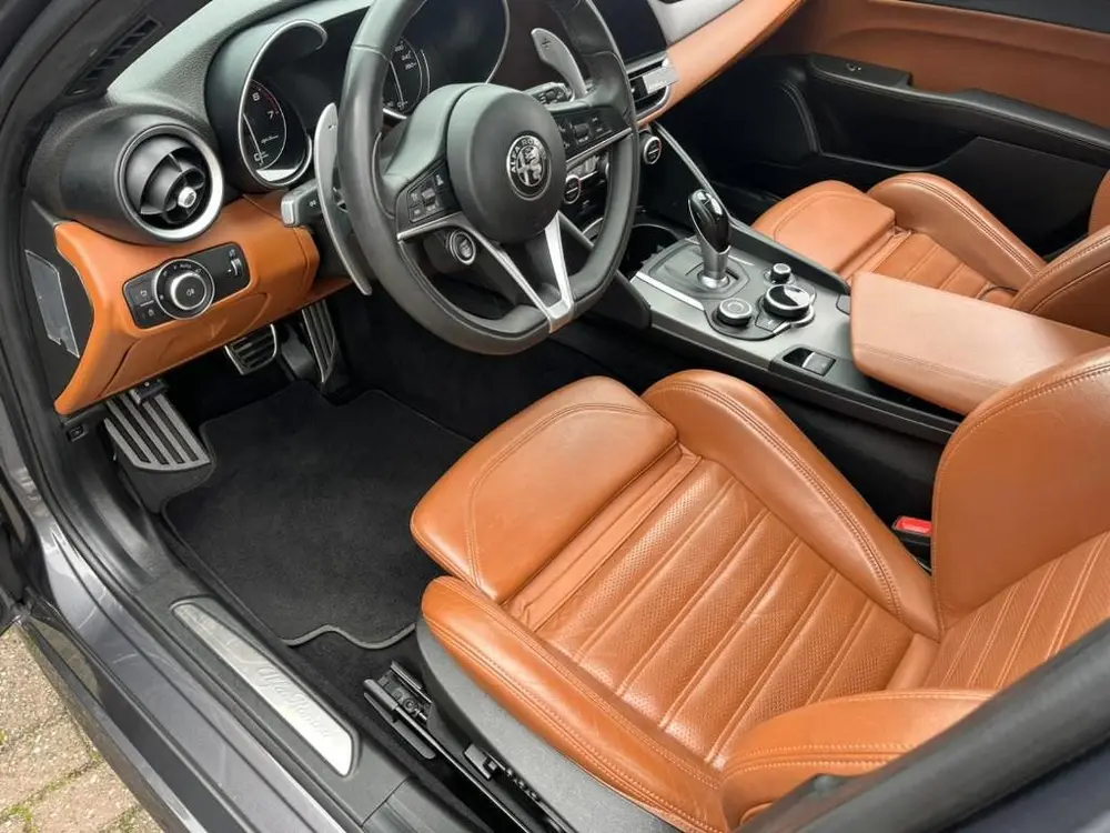 Alfa Romeo Giulia 2.0 Turbo B-Tech  300 + pk Aut 2019 Grijs uit 2019, foto 10