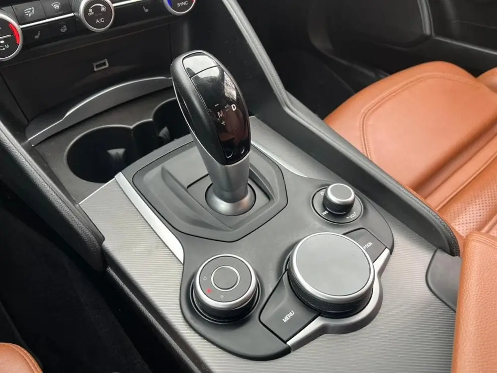 Alfa Romeo Giulia 2.0 Turbo B-Tech  300 + pk Aut 2019 Grijs uit 2019, foto 12