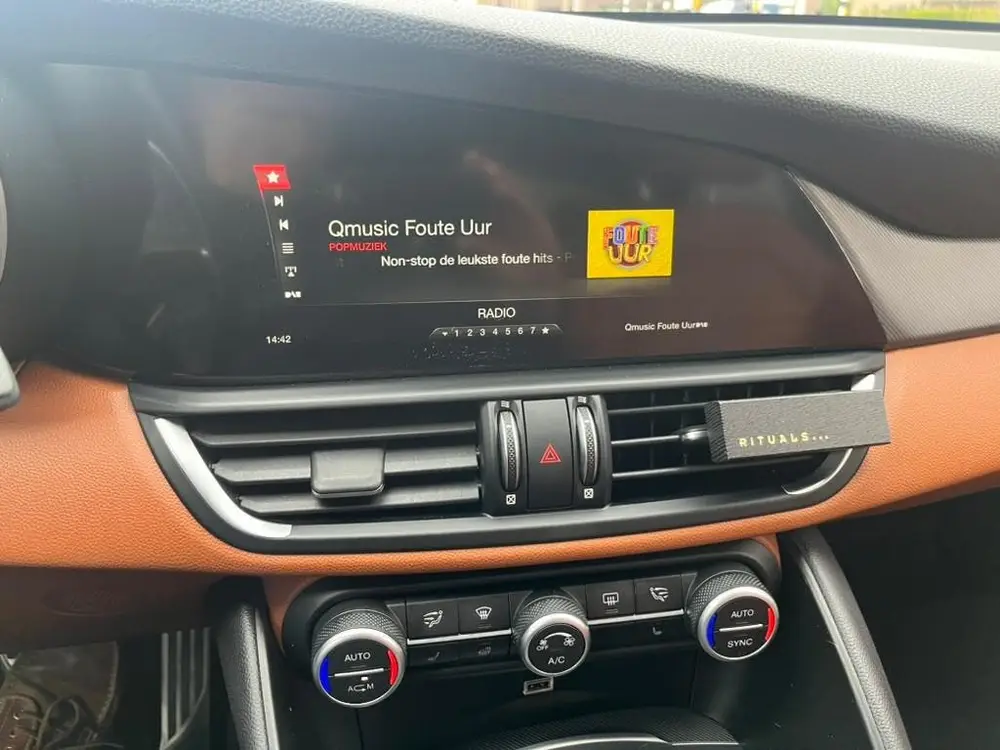 Alfa Romeo Giulia 2.0 Turbo B-Tech  300 + pk Aut 2019 Grijs uit 2019, foto 13