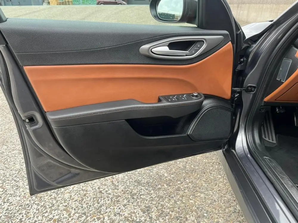 Alfa Romeo Giulia 2.0 Turbo B-Tech  300 + pk Aut 2019 Grijs uit 2019, foto 14
