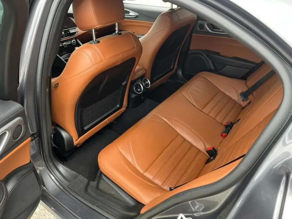 Alfa Romeo Giulia 2.0 Turbo B-Tech  300 + pk Aut 2019 Grijs uit 2019, foto 15