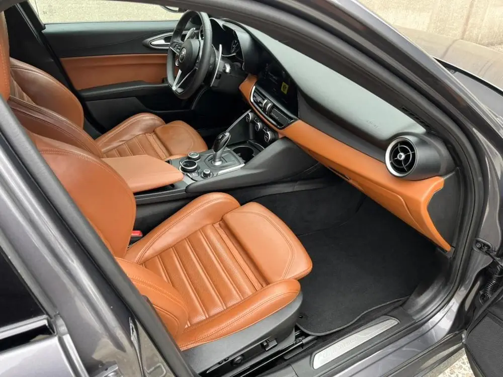 Alfa Romeo Giulia 2.0 Turbo B-Tech  300 + pk Aut 2019 Grijs uit 2019, foto 16