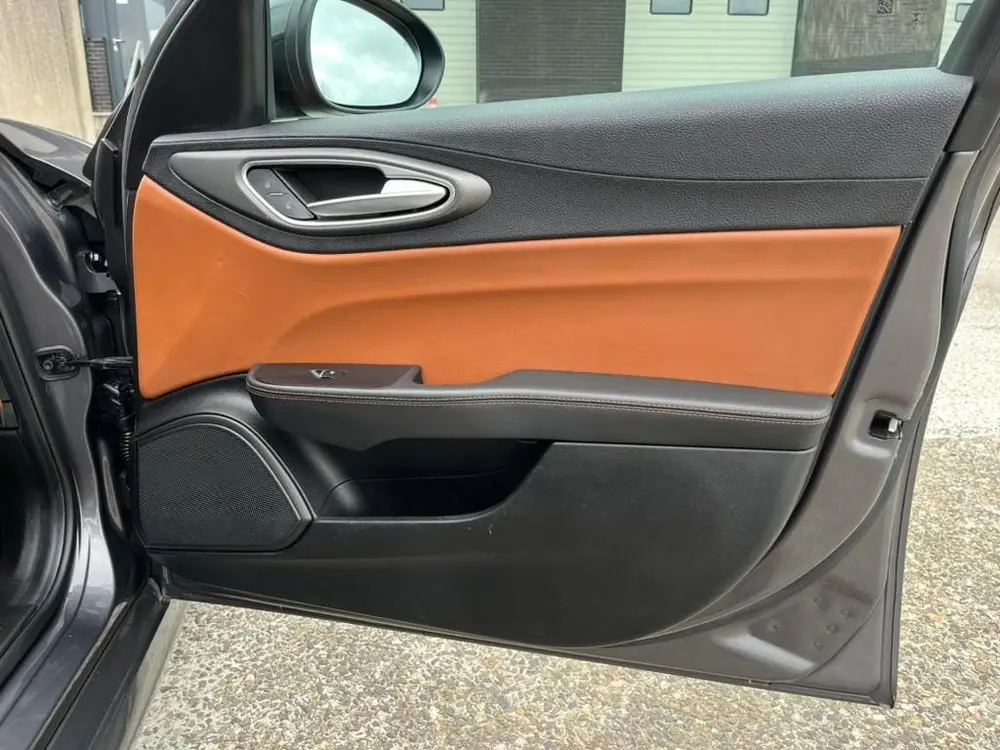 Alfa Romeo Giulia 2.0 Turbo B-Tech  300 + pk Aut 2019 Grijs uit 2019, foto 17
