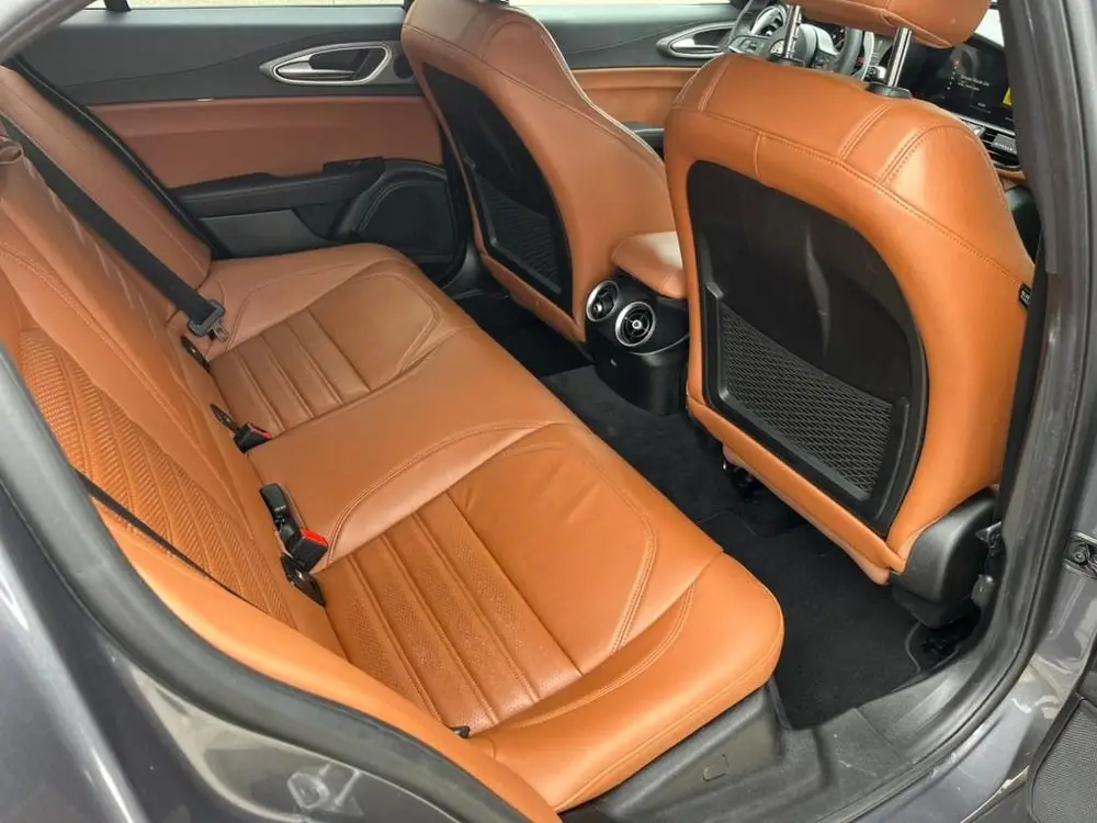 Alfa Romeo Giulia 2.0 Turbo B-Tech  300 + pk Aut 2019 Grijs uit 2019, foto 18