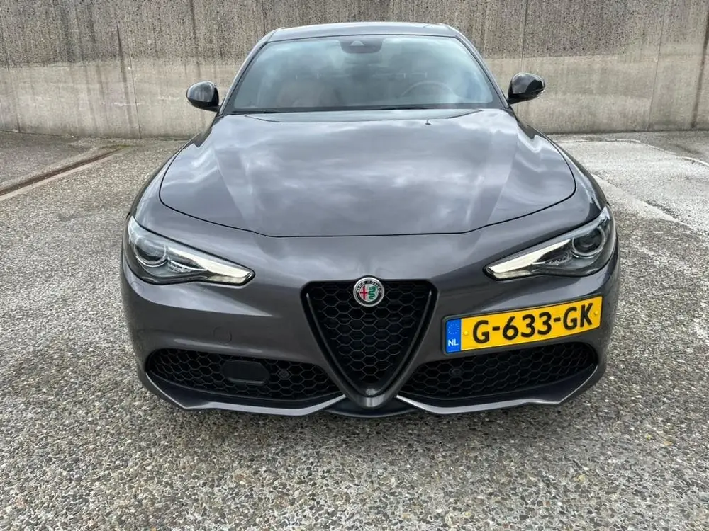 Alfa Romeo Giulia 2.0 Turbo B-Tech  300 + pk Aut 2019 Grijs uit 2019, foto 2