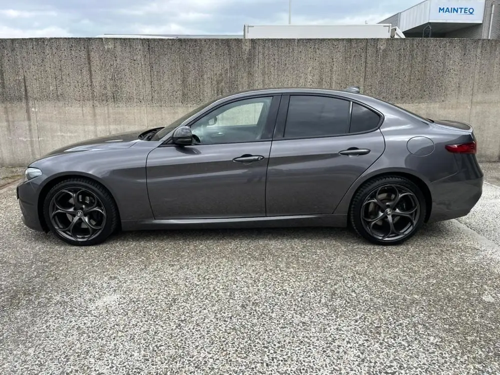 Alfa Romeo Giulia 2.0 Turbo B-Tech  300 + pk Aut 2019 Grijs uit 2019, foto 3