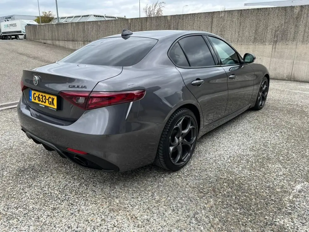 Alfa Romeo Giulia 2.0 Turbo B-Tech  300 + pk Aut 2019 Grijs uit 2019, foto 4