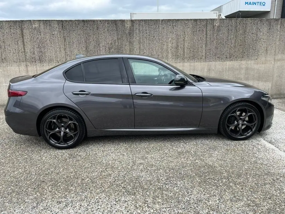Alfa Romeo Giulia 2.0 Turbo B-Tech  300 + pk Aut 2019 Grijs uit 2019, foto 7