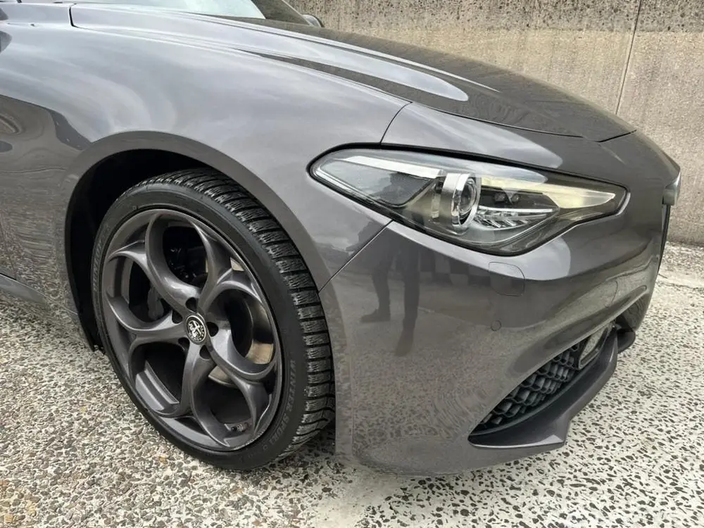 Alfa Romeo Giulia 2.0 Turbo B-Tech  300 + pk Aut 2019 Grijs uit 2019, foto 9