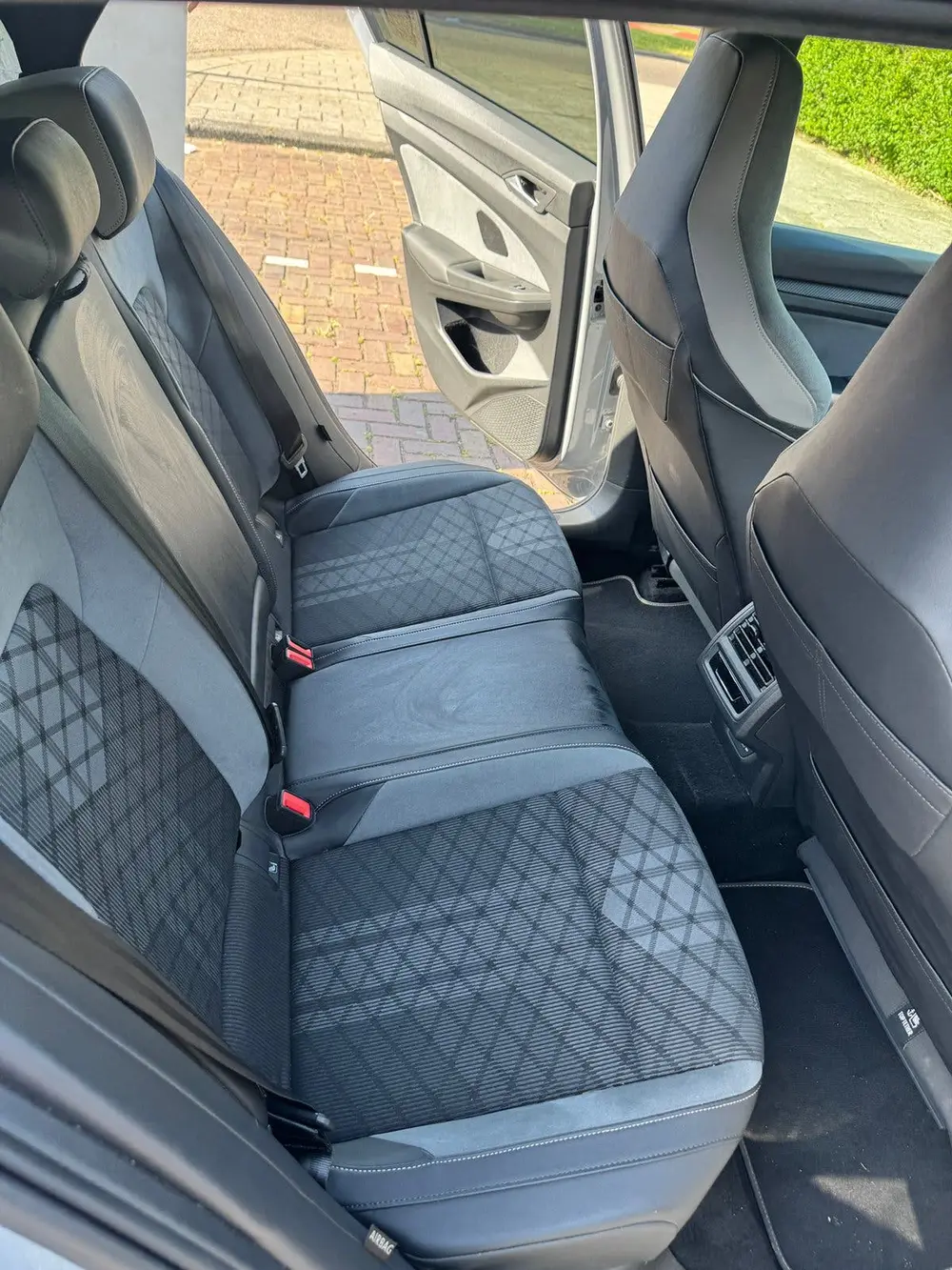 Volkswagen Golf 8 R-Line | 2.0 benzine | Nardo Grey uit 2022, foto 4