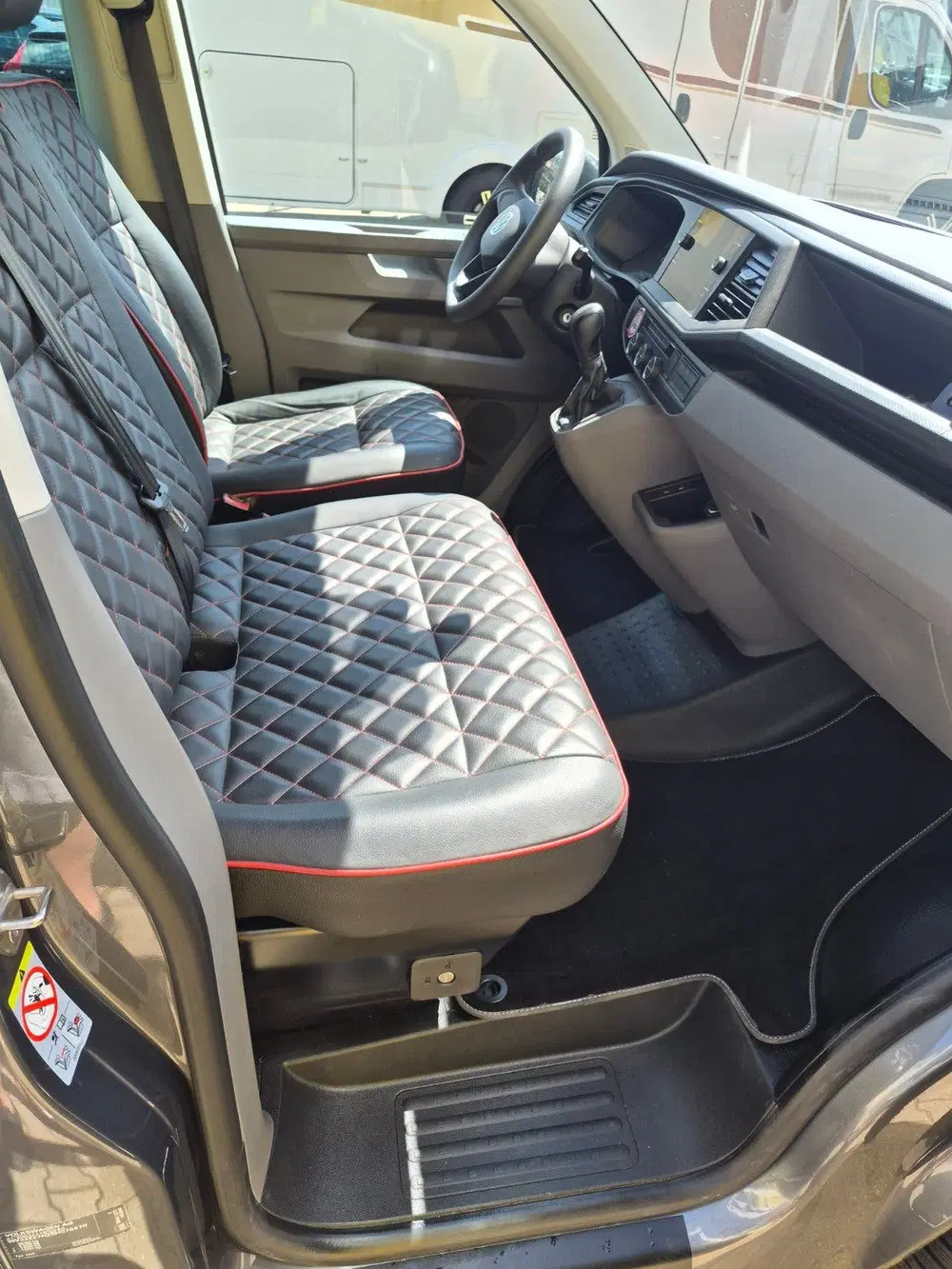 Volkswagen Transporter Kombi 2024 Grijs uit 2024, foto 7