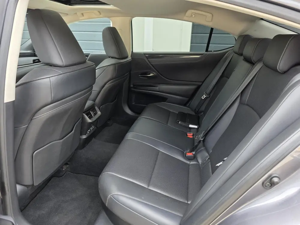 Lexus ES 300h uit 2020, foto 10