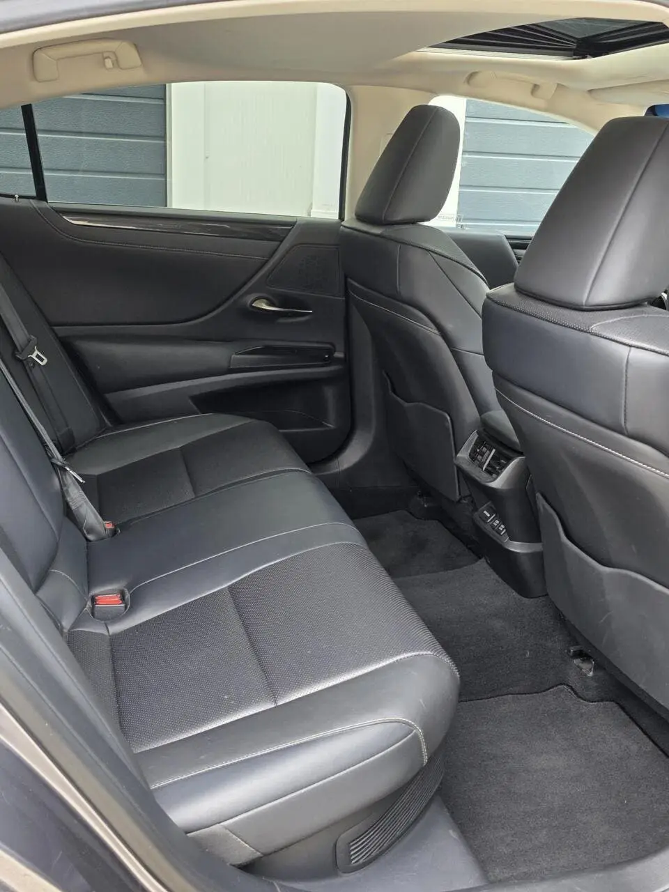 Lexus ES 300h uit 2020, foto 12