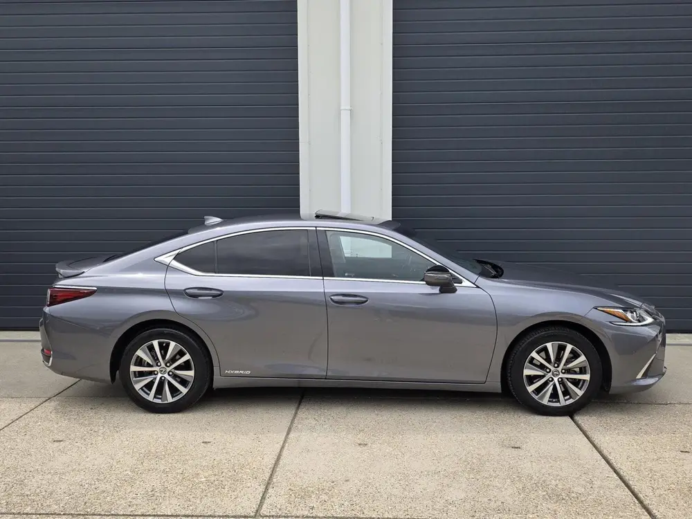 Lexus ES 300h uit 2020, foto 2