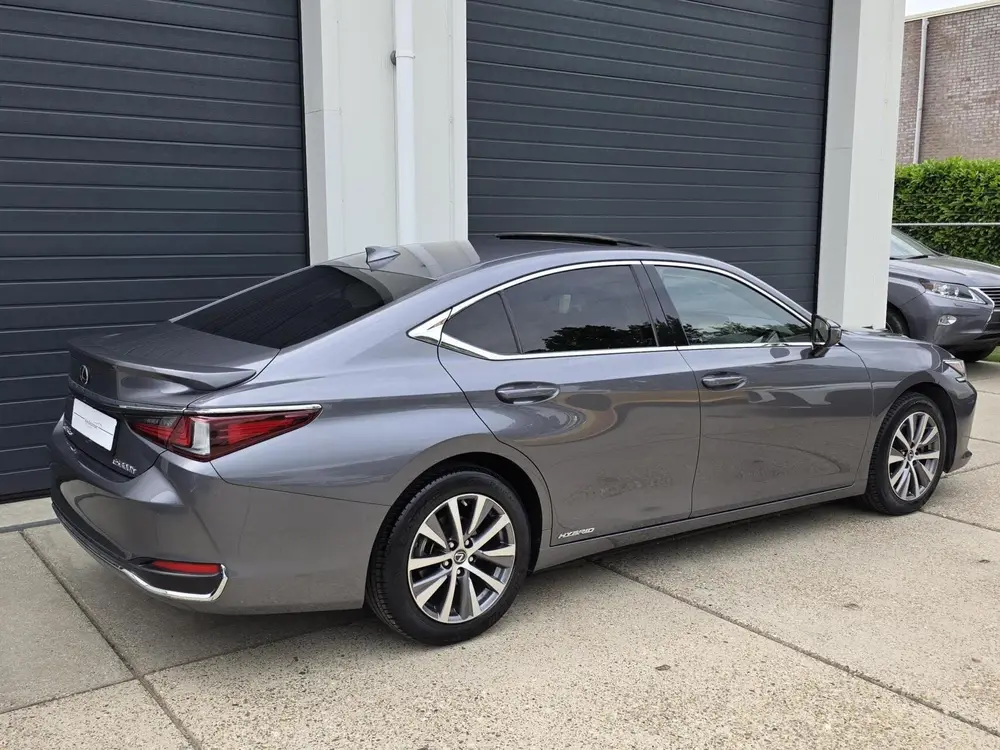 Lexus ES 300h uit 2020, foto 3