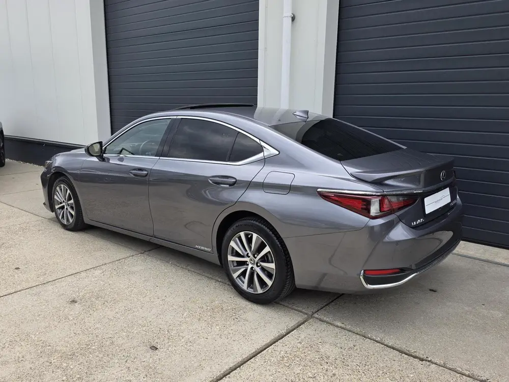 Lexus ES 300h uit 2020, foto 4