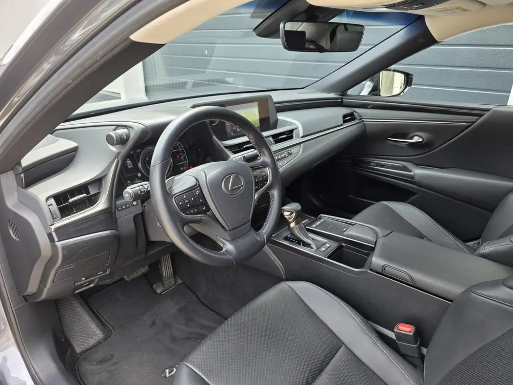Lexus ES 300h uit 2020, foto 8