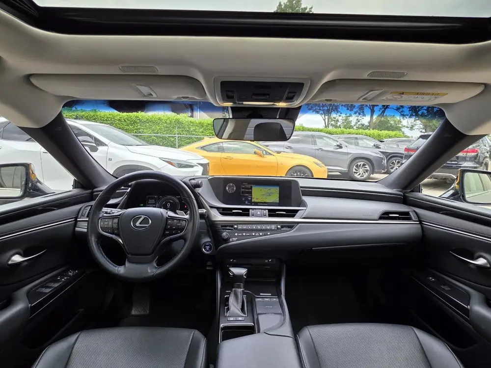 Lexus ES 300h uit 2020, foto 9