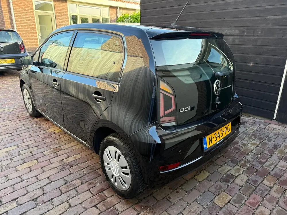 Volkswagen Up! 1.0 65PK 5D 2021 Zwart uit 2021, foto 2