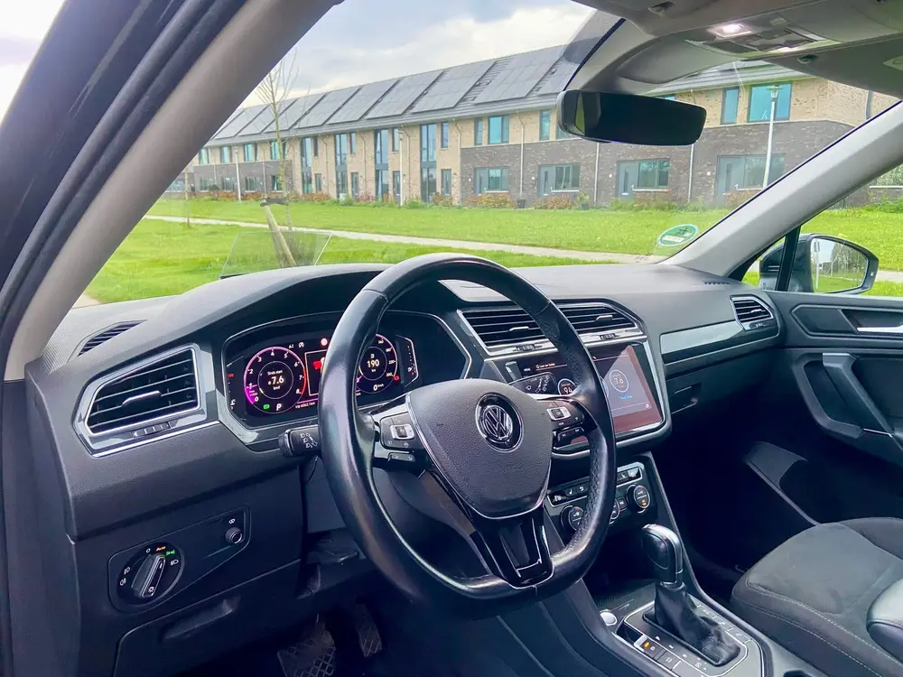 Volkswagen Tiguan Allspace Highline 7p Zwart uit 2019, foto 17