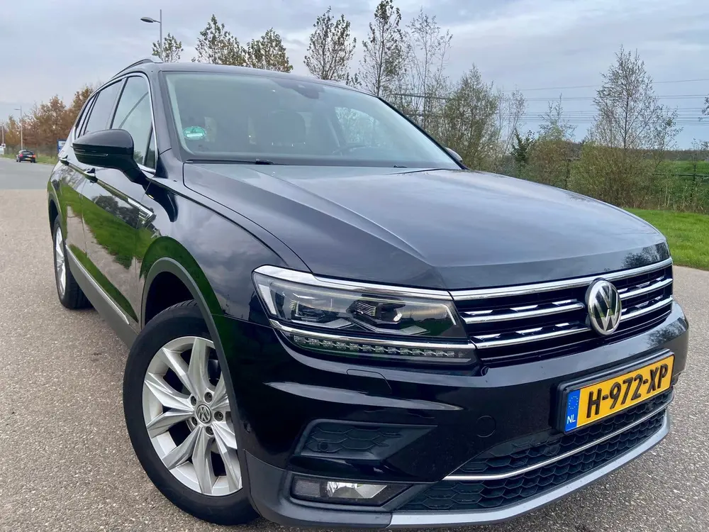 Volkswagen Tiguan Allspace Highline 7p Zwart uit 2019, foto 2