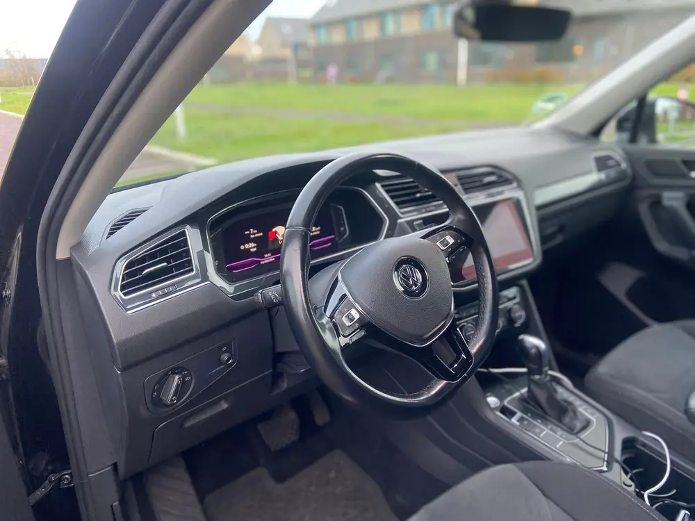 Volkswagen Tiguan Allspace Highline 7p Zwart uit 2019, foto 20