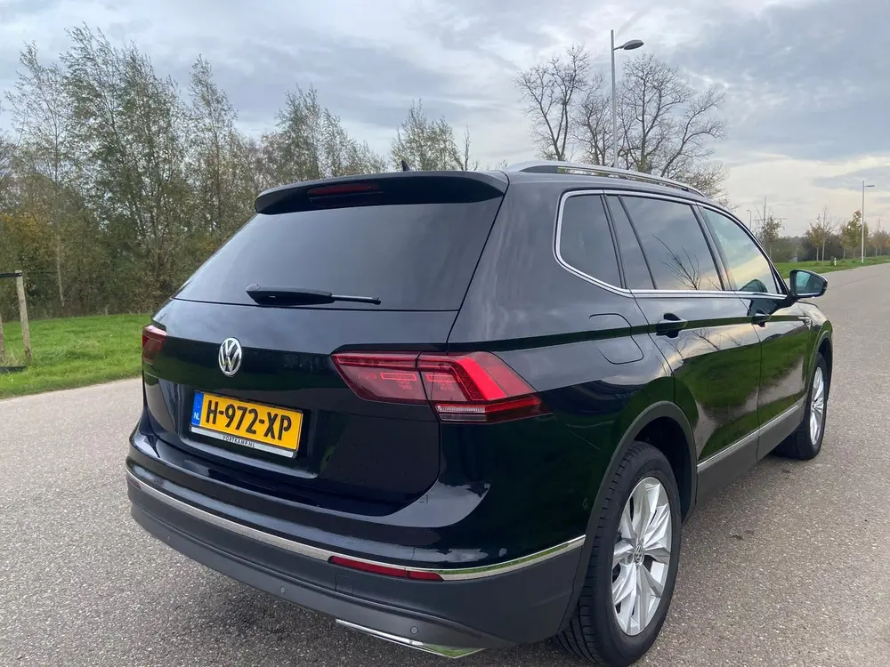 Volkswagen Tiguan Allspace Highline 7p Zwart uit 2019, foto 4