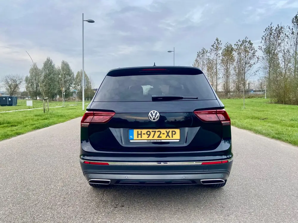 Volkswagen Tiguan Allspace Highline 7p Zwart uit 2019, foto 5