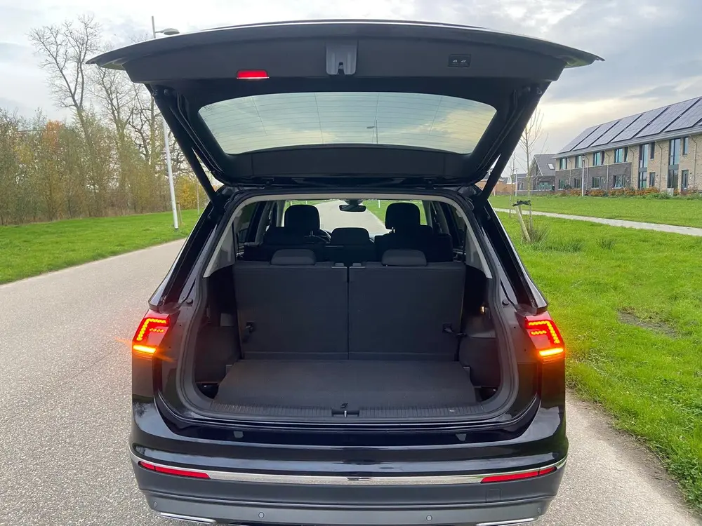 Volkswagen Tiguan Allspace Highline 7p Zwart uit 2019, foto 8