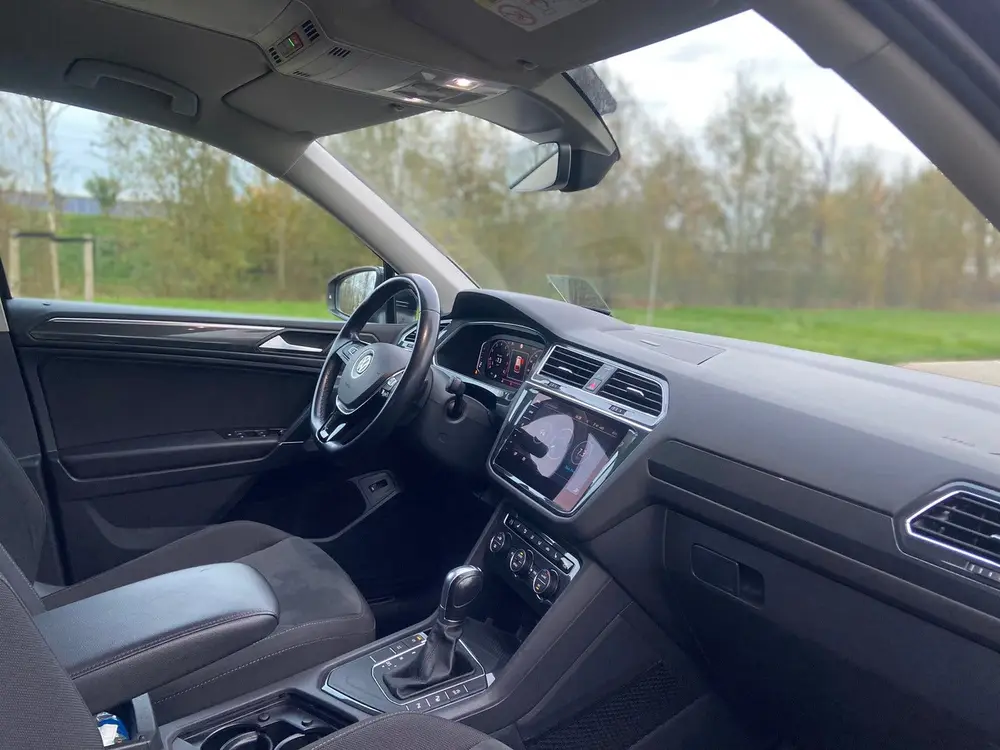 Volkswagen Tiguan Allspace Highline 7p Zwart uit 2019, foto 9