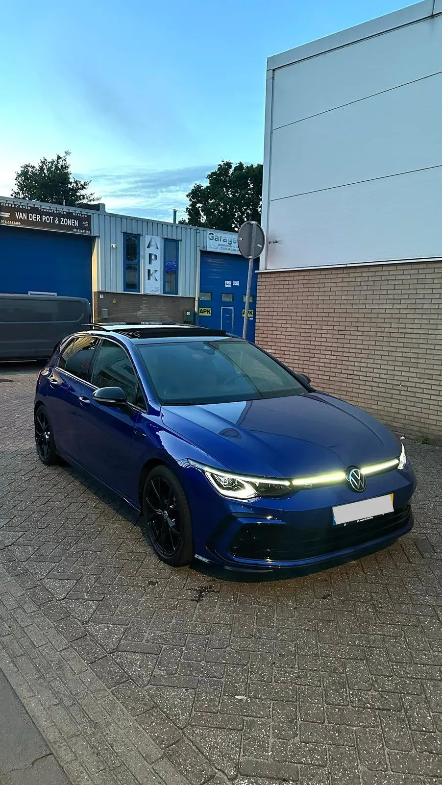 Volkswagen Golf 8R-Line Pano Trekhaak Lapiz Blue Dealer OH uit 2024, foto 11