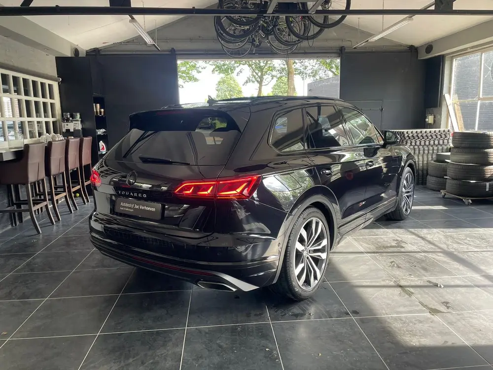 Volkswagen Touareg 3.0 TSI Ehybrid 381pk 4MOTION Tiptronic uit 2022, foto 2