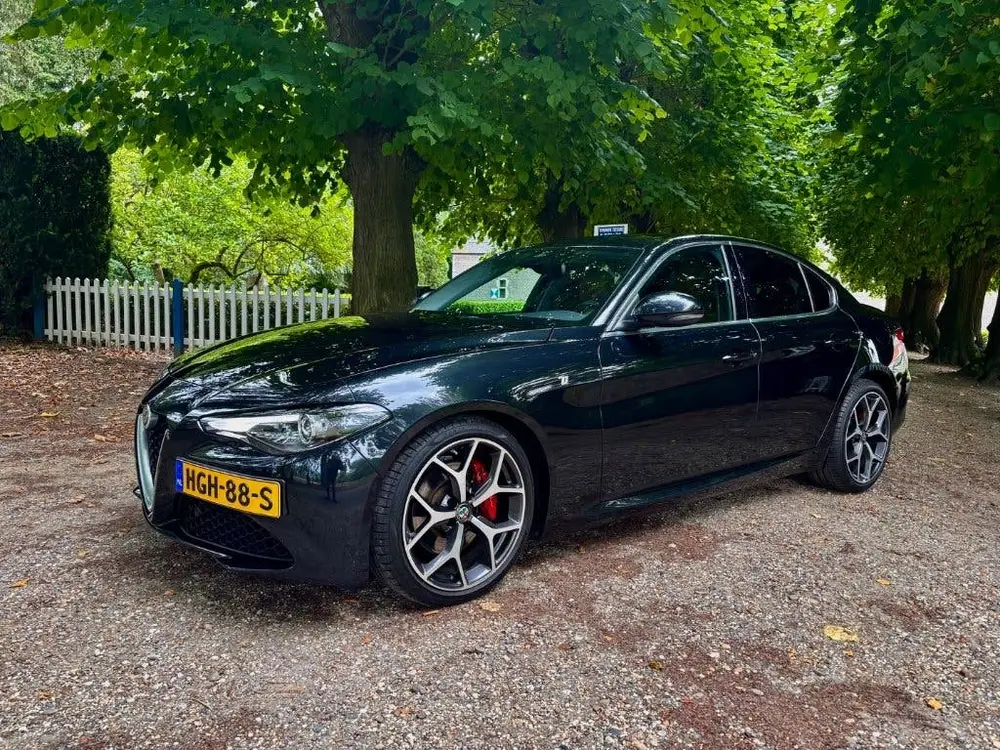 Alfa Romeo Giulia Ti 2.0 Turbo 280pk Aut 2021 Zwart uit 2021