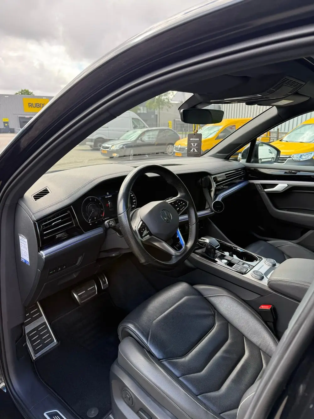 Volkswagen Touareg R-Line 3.0 TSI 462pk 4MOTION Luchtvering uit 2020, foto 19