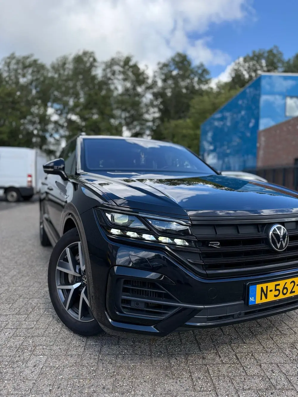 Volkswagen Touareg R-Line 3.0 TSI 462pk 4MOTION Luchtvering uit 2020, foto 2