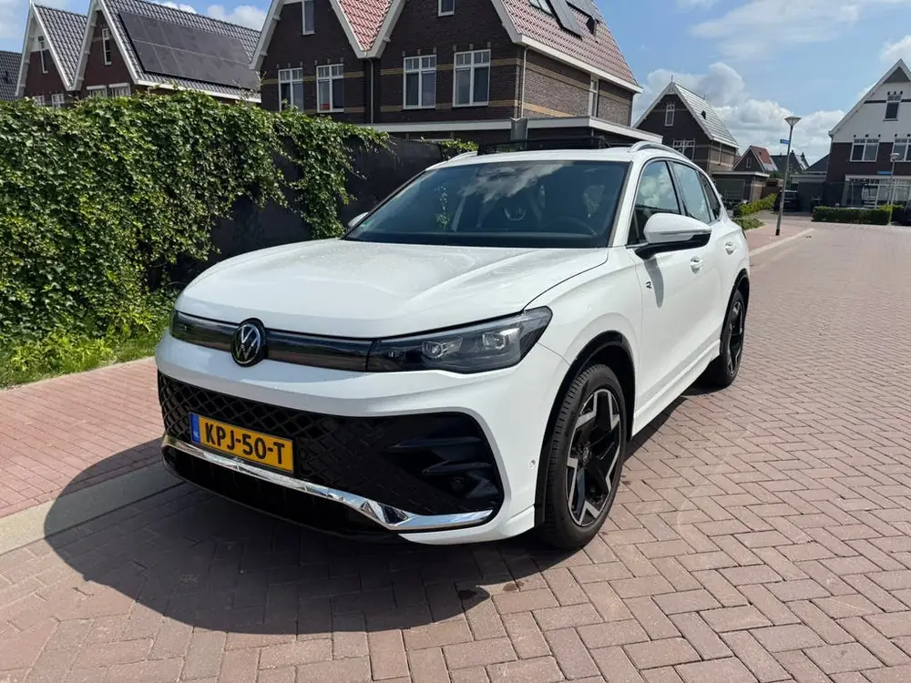 Volkswagen Tiguan 1.5 eTSI 3x R-Line Pano dodehoek keyless uit 2024