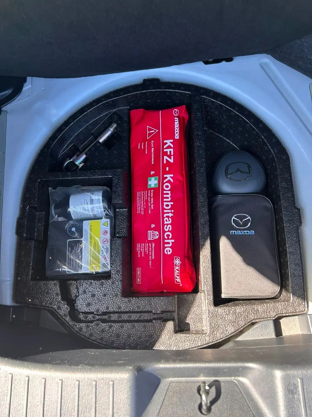 Mazda 2 1.5 Skyactiv-g Luxury 2019 Wit uit 2019, foto 14