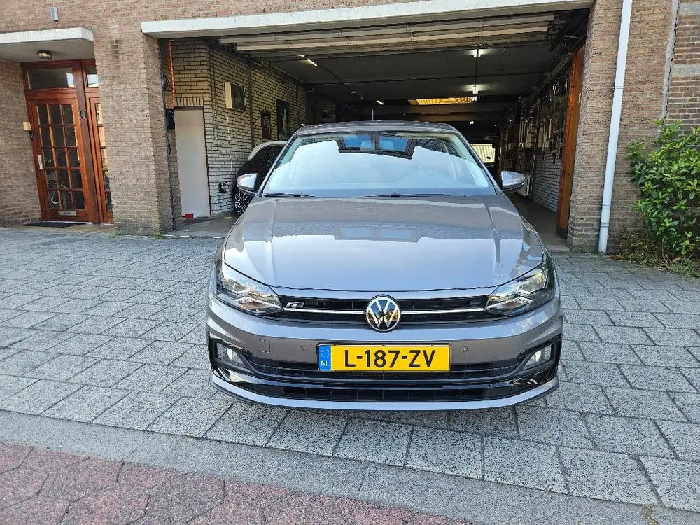 Volkswagen Polo 1.0 TSI R-Line 95pk 2021 Grijs uit 2021, foto 2