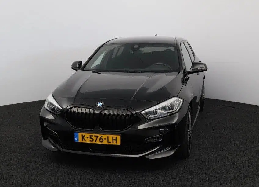 BMW 1-serie 120i 178pk Aut 2021 Zwart uit 2021, foto 2
