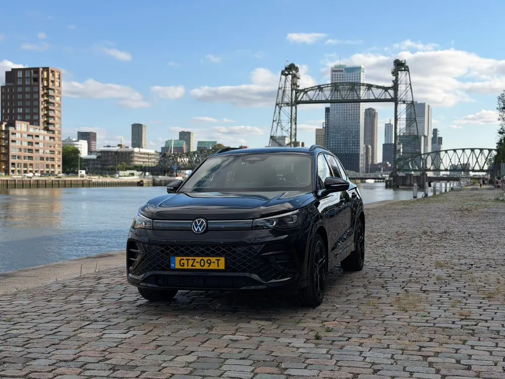 Volkswagen Tiguan 1.5 Etsi 150pk Dsg-7 2024 Zwart R-Line uit 2024