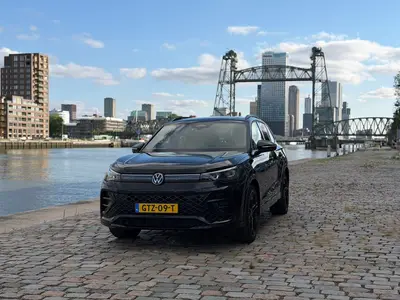 Volkswagen Tiguan 1.5 Etsi 150pk Dsg-7 2024 Zwart R-Line uit 2024